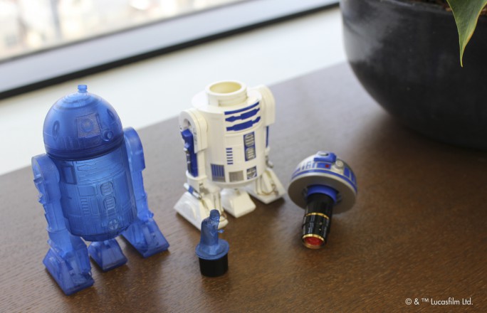 楽しいギミックと可動性が心をくすぐる♡スター・ウォーズ初！R2-D2型ネーム印スタンドが登場